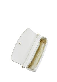 Borsa a tracolla in pelle bianca con chiusura a pattina e accessori in oro. L'interno presenta una fodera beige. La superficie esterna è liscia con un design strutturato.