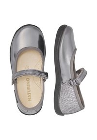 Scarpe Mary Jane metallizzate grigie con una fascia, caratterizzate da una tomaia liscia e dettagli argentati testurizzati sul tallone. Fodera interna morbida.