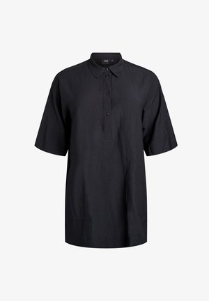 Czarna koszula z krótkim rękawem wykonana z fakturowanej tkaniny, z kołnierzykiem zapinanym na guziki, szybą przednią z guzikami oraz dwiema bocznymi kieszeniami.