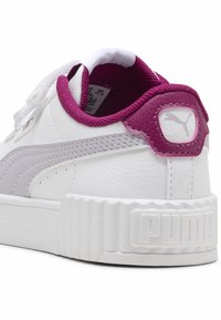 Sneaker bianco con tomaia in pelle testurizzata, dettagli grigi e una linguetta sul tallone di colore viola. Caratterizzata da una suola bianca rigata e un logo impresso sul tallone.