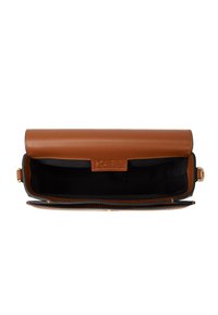 KARL LAGERFELD SIGNATURE FAN MEDIUM - Taška cez plece - brown