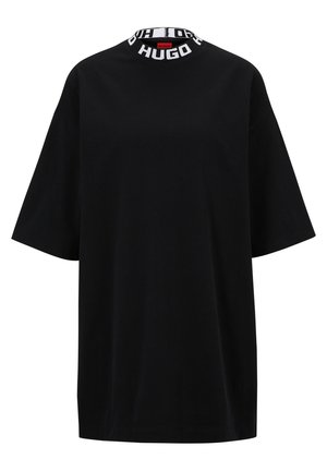 T-shirt noir oversize à manches courtes avec col rond blanc et inscription "HUGO" en lettres noires épaisses.