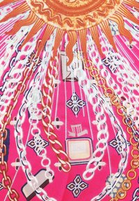 Tessuto colorato e a fantasia con sfondo rosa e motivo del sole dorato, catene bianche e vari elementi decorativi in blu e marrone.