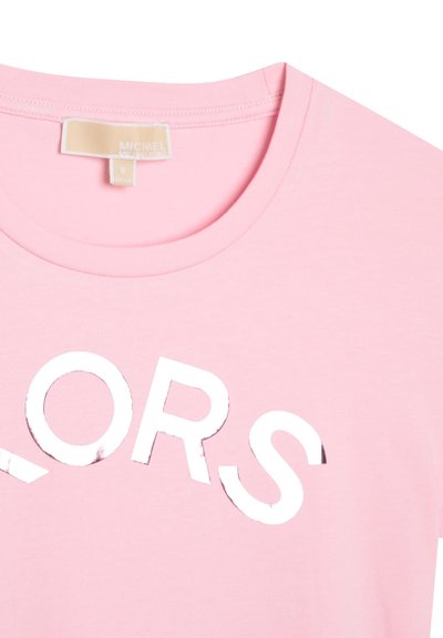 Roze katoenen T-shirt met een ronde hals en witte reflecterende letterdetails "COLORS" over de voorkant. Etiket zichtbaar bij de halsopening.