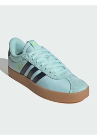 Jasnoniebieskie trampki z zamszowym noskiem, trzema ciemnoniebieskimi paskami i gumową podeszwą. Posiadają płaskie sznurowadła i teksturowany materiał wierzchni.