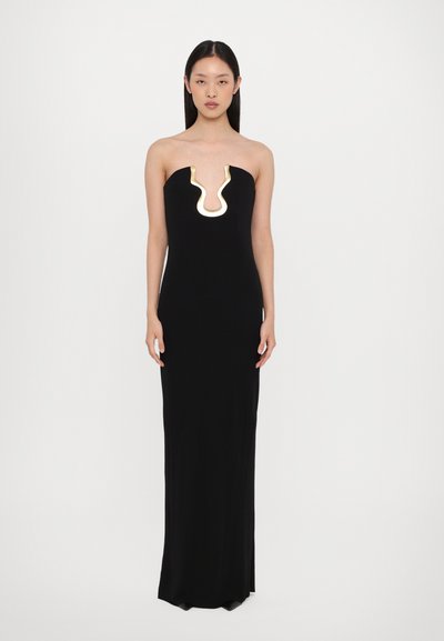 Sort strapless kjole med en bølget guldkant, en tætsiddende silhuet og et gulvlangt design i en glat stof.