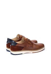 Zapatos de cuero marrón con una textura suave y perforada, acentos en azul marino, cordones redondos y una suela de goma blanca y robusta.