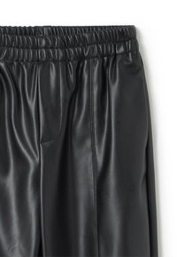 Zwarte neplederen broek met een elastische tailleband, voorzien van een zijzak en een gladde textuur, met zichtbare stiksels langs de naden.