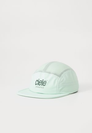 Gaiša piparmētru zaļa cepure, kas izgatavota no elpojoša auduma; tā ir aprīkota ar sieta paneļiem, plakanu mali un uzrakstu "ciele ATHLETICS" priekšpusē.