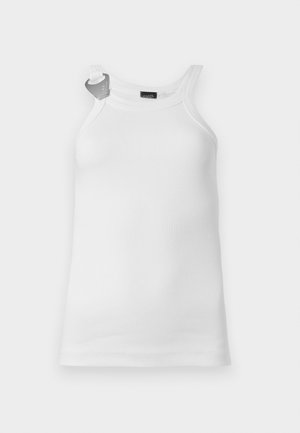 Canottiera bianca a coste con scollatura rotonda e spalline sottili, con un'etichetta argentata attaccata alla spalla sinistra.