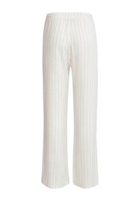 Weiße Leinen-Hose mit weitem Bein und dünnen vertikalen Streifen, mit elastischem Bund und lässigem Schnitt, geeignet für die Freizeit.