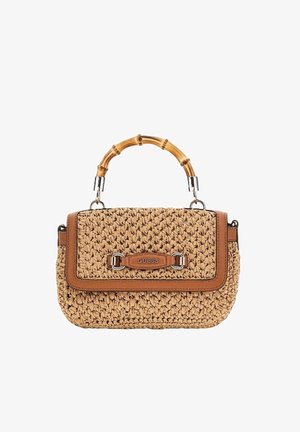 Vævet beige håndtaske med brun læderkant, bambus-stil håndtag og Guess-logo på frontklappen.