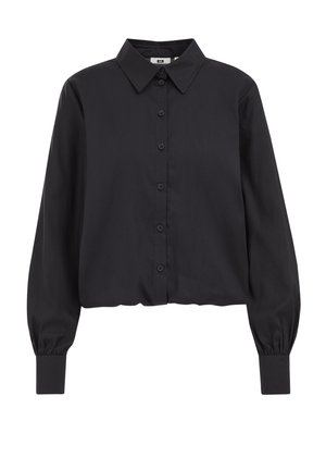 Černá dlouhá rukávová košile z hladké látky. Má klasický límec, zapínání na knoflíky a elastické manžety. Krátký střih.