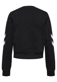 Sudadera negra de manga larga y corta con puños y dobladillo acanalados, con dos franjas blancas en ángulo en cada manga.