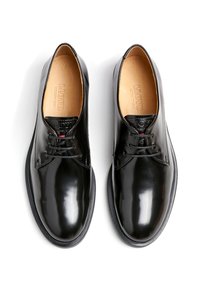 Schwarze Lederschuhe mit glanzvollem Finish, mit Schnürdesign, genähten Details und einer glatten Sohle. Das Innere zeigt eine hellbraune Verkleidung.