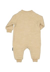 Beige värihaalari vauvalle, valmistettu pehmeästä kankaasta, jossa on pitkät hihat, resorit hihansuissa ja pyöreä pääntie, yksinkertaisella tekstuurikuvioinnilla.