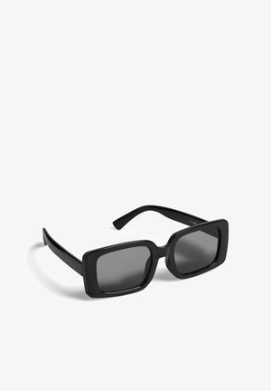 Sorte rektangulære solbriller med tykke stel og mørkt tonede linser, placeret på en hvid overflade.