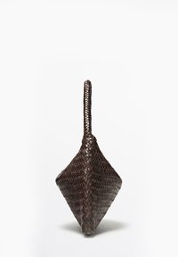 Sac à main en cuir tressé marron foncé avec un corps en forme de losange et une seule poignée tressée, présenté suspendu verticalement.