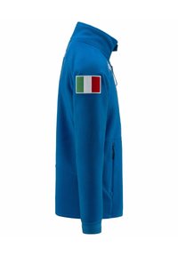 Giacca in pile blu con colletto alto, tasche con zip e una bandiera italiana ricamata sulla manica sinistra. Tessuto morbido, design aderente.