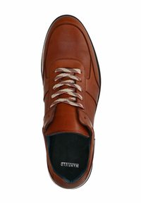 Bruine leren sneaker met een geperforeerde bovenkant, beige veters en een zwarte rubberen zool. Beschikt over een blauwe binnenvoering en branding.