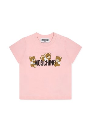 T-shirt in cotone rosa con tre grafiche di orsetti cartoon e il testo "MOSCHINO" in nero. Maniche corte e dettagli con bottoni a pressione sulla spalla.