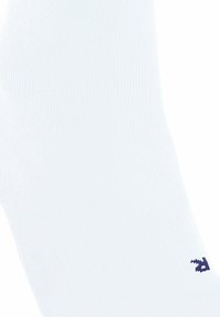 Weißer, gerippter Socken aus glattem Stoff mit einem kleinen blauen Logo am Knöchel zur Markenerkennung. Das Design ist einfach und nahtlos.