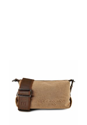 Sacoche en toile marron avec une sangle réglable et "LIEBESKIND BERLIN" embossé sur le devant.