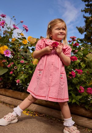 JoJo Maman Bébé REGULAR FIT - COLLARED BUTTON THROUGH  - Ingruha - pink cherry embroidered