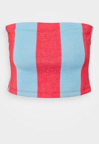 Top de tubo listrado em vermelho e azul, feito de tecido suave, apresentando uma textura lisa e uma banda elástica na parte superior para ajuste e conforto.