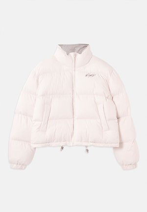 Svetloružová skrátená prešívaná bunda s vysokým golierom, predným zipsom, elastickými manžetami, bočnými vreckami a malým vyšitým logom na ľavej hrudi.