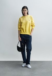 Polo Ralph Lauren CREWNECK - Bluză de molton - collegiate yellow
