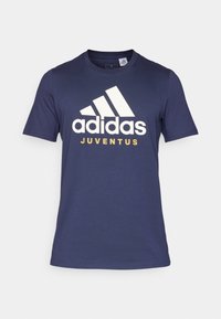 Granatowy T-shirt marki Adidas z białym logo Adidas oraz napisem "JUVENTUS" w kolorze złotym poniżej logo, na białym tle.