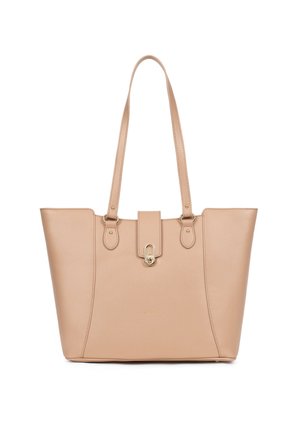 Beige Leder-Tote-Bag mit doppelten Trägern und goldfarbenem Verschluss auf weißem Hintergrund.