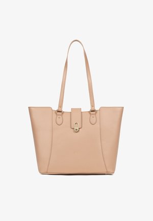 Sac cabas en cuir beige avec double anse et fermeture à boucle dorée sur fond blanc.