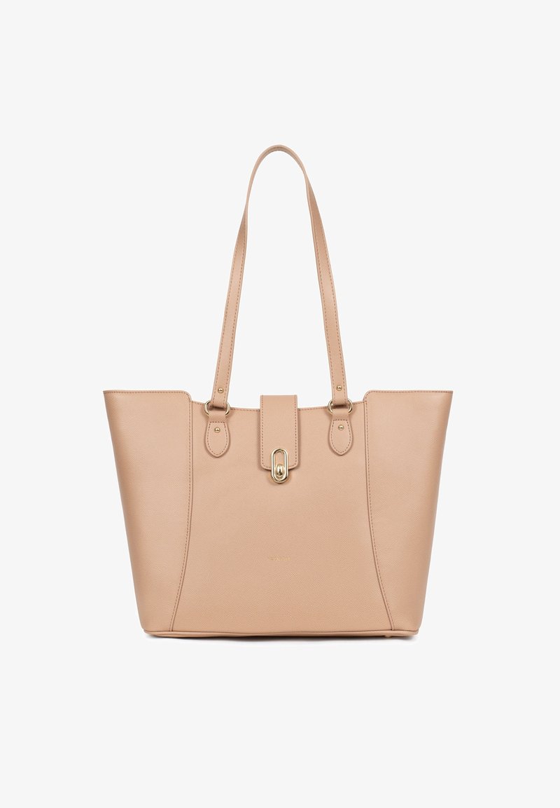 Sac cabas en cuir beige avec double anse et fermeture à boucle dorée sur fond blanc.
