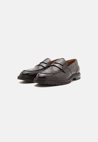 Zwarte leren loafers met een platte zool, met een gestikte neus en een band aan de voorkant. Glad uiterlijk en een ingetogen design.