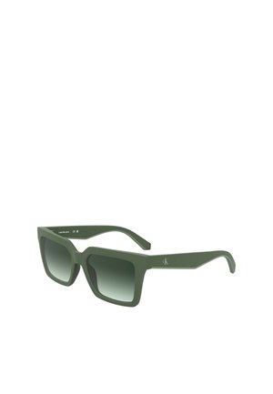 Matte olivgrüne Sonnenbrille mit einer markanten quadratischen Form, Verlaufs-Gläsern und dezentem Branding an dem Bügel, mit einer glatten Textur und robustem Design.