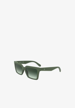 Matte olivgrüne Sonnenbrille mit einer markanten quadratischen Form, Verlaufs-Gläsern und dezentem Branding an dem Bügel, mit einer glatten Textur und robustem Design.