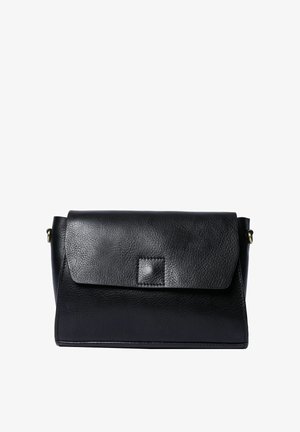 Pochette en cuir noir avec finition texturée, rabat pliable, accent carré et quincaillerie dorée. Taille approximativement moyenne.