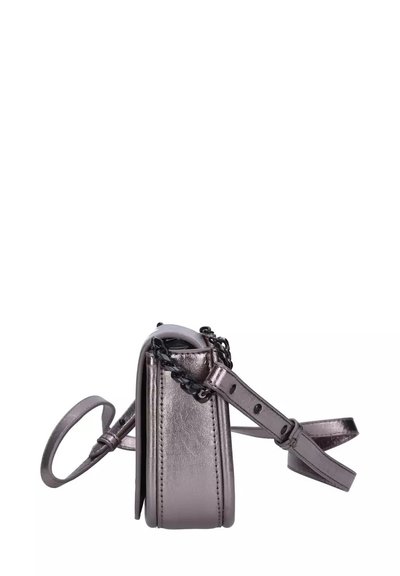 Borsa a tracolla metallica di colore argento con superficie texturizzata, dotata di spallacci regolabili e dettaglio a catena. Forma compatta con chiusura laterale a zip.