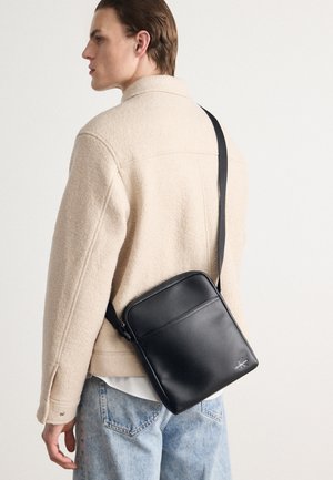 MONOGRAM SOFT REPORTER UNISEX - Bandolera - black