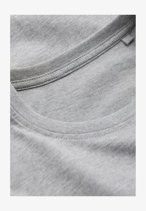 Szary bawełnowy t-shirt z okrągłym dekoltem. Charakteryzuje się gładką teksturą i widocznym szwem wzdłuż kołnierza i szwów. Etykieta rozmiaru jest częściowo widoczna.