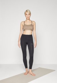 Puma KEEPS ULTRABARE STRAPPY - Vidutiniškai krūtinę prilaikanti sportinė liemenėlė - totally taupe