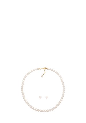 Perlenkette mit einem goldenen Verschluss und passenden Perlensteckohrringen auf weißem Hintergrund.