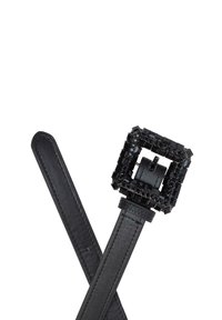 Curea neagră din piele, cu o cataramă pătrată decorată cu accente negre texturate. Curea are un finisaj neted și un design simplu.