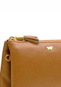 Clutch in pelle marrone con superficie testurizzata, hardware dorato e una cerniera con nappa. Presenta un piccolo logo impresso.