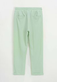 Pantalons vert clair texturés, à taille élastique, avec deux poches latérales et revers roulés. Conçus pour le confort et le port décontracté.