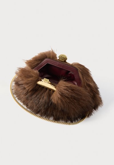 Καφέ τσαντάκι φάκελος από τεχνητή γούνα με χρυσό κούμπωμα και λουράκι αλυσίδα, με υφή στην εξωτερική επιφάνεια και μπορντό επένδυση. Άνοιγμα στην κορυφή.