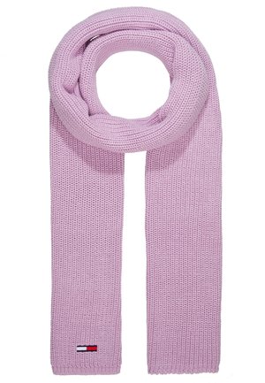 Jasnofioletowy dziergany szalik z małym prostokątnym logo w kolorach czerwonym, białym i granatowym na jednym końcu, zaprezentowany w formie pętli na białym tle.