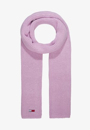 Lyse lilla strikket halstørklæde med et lille rektangulært logo i rød, hvid og marineblå i den ene ende, vist i en løkke på en hvid baggrund.
